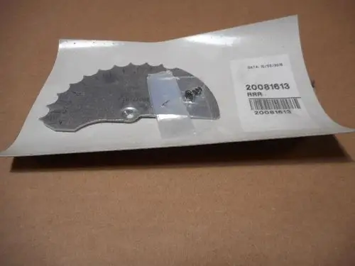 Metallische Luftklappe mit skaliertem Rand, verpackt auf einer weißen Karte. Der Artikel gehört zur Produktlinie von Remeha. Schrauben liegen bei.